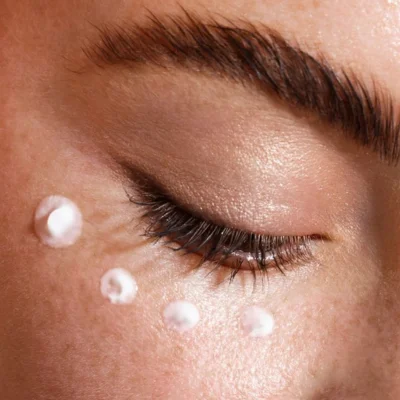 Puntos de crema aplicados en el contorno de ojos